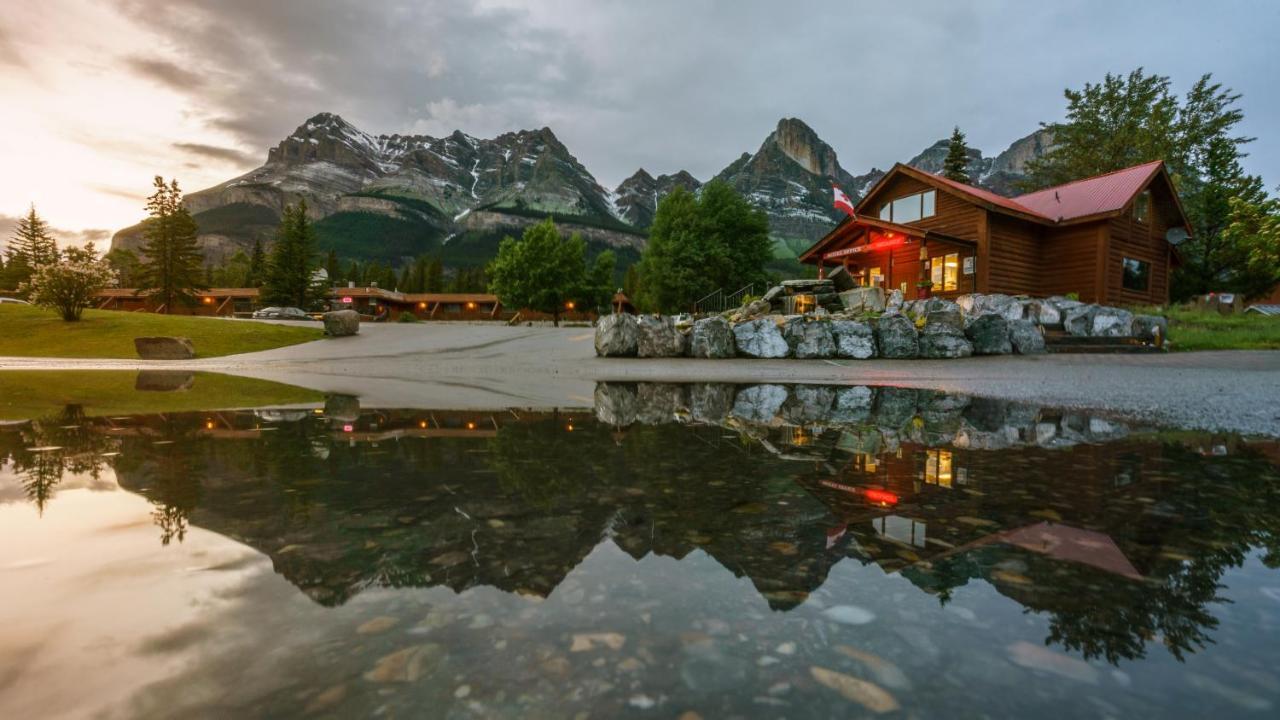 The Crossing Hotel Saskatchewan River Crossing Exterior foto